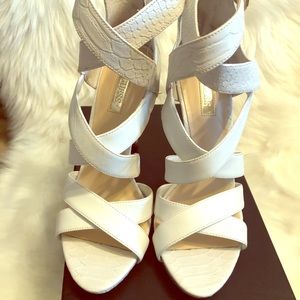 Sold out 📍Guess sandals ..Excellent condition .